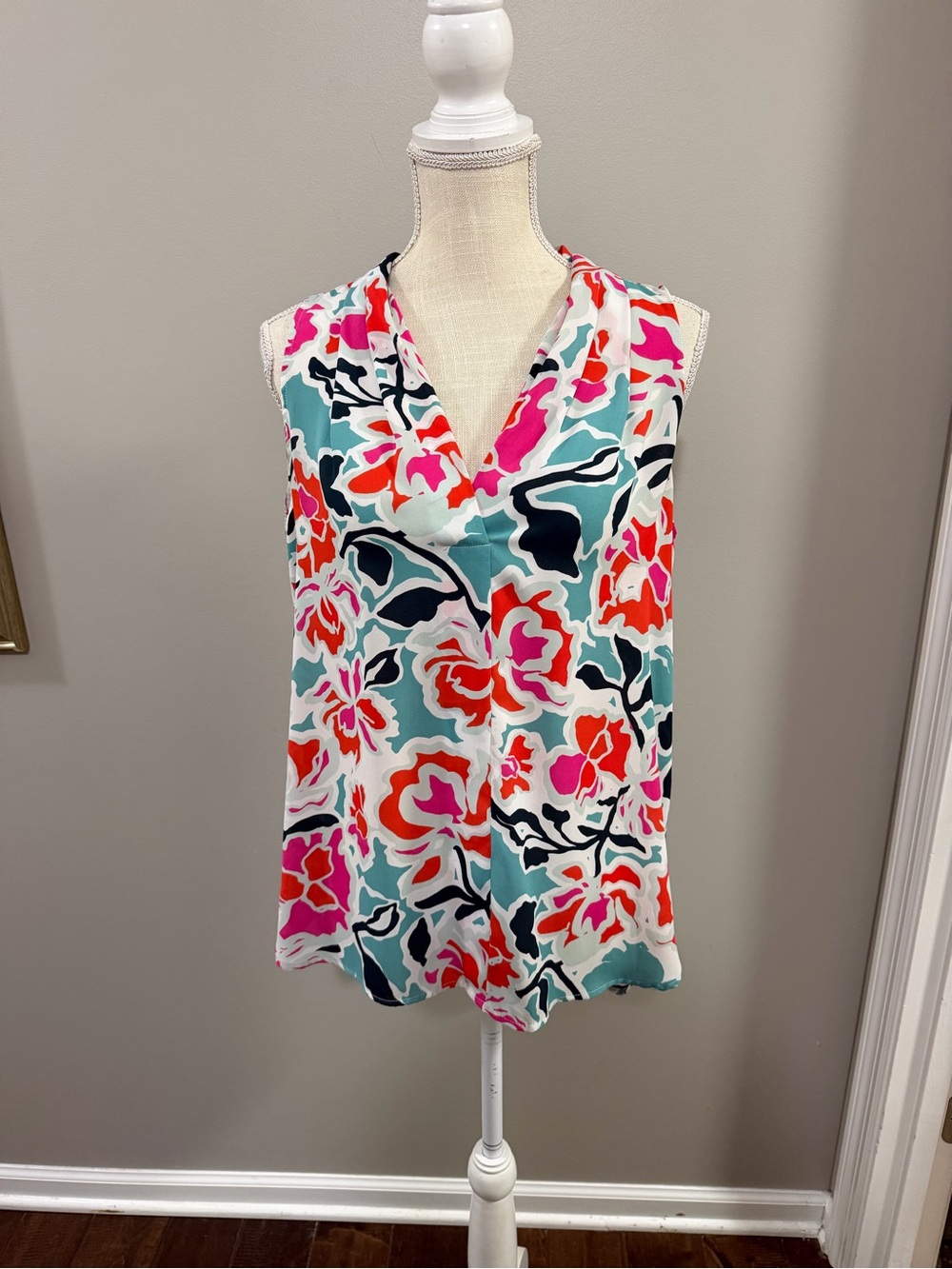 Vince Camuto Floral Print V-Neck Sleeveless Blouse. Size M